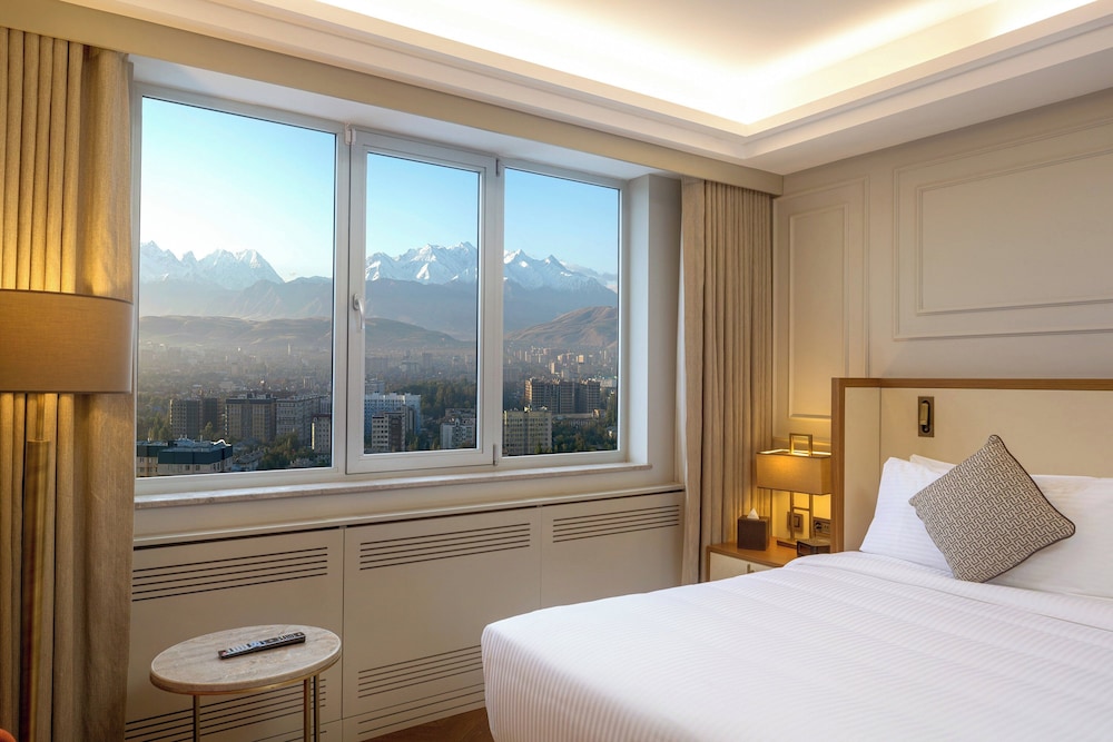 Executive Suite, 1 King Bed - Photo 2