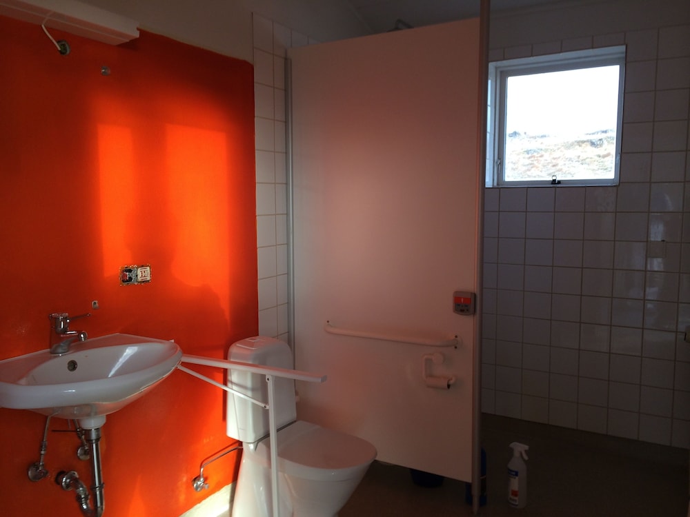 Family Room, Shared Bathroom photo 3