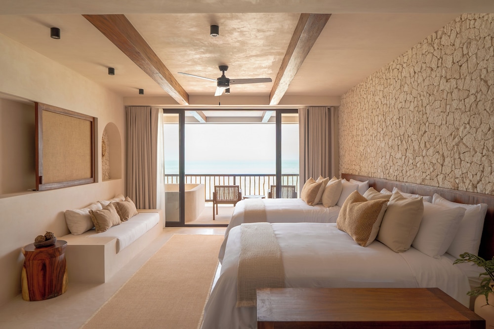Deluxe Studio Suite, 2 Queen Beds, Sea View photo 2