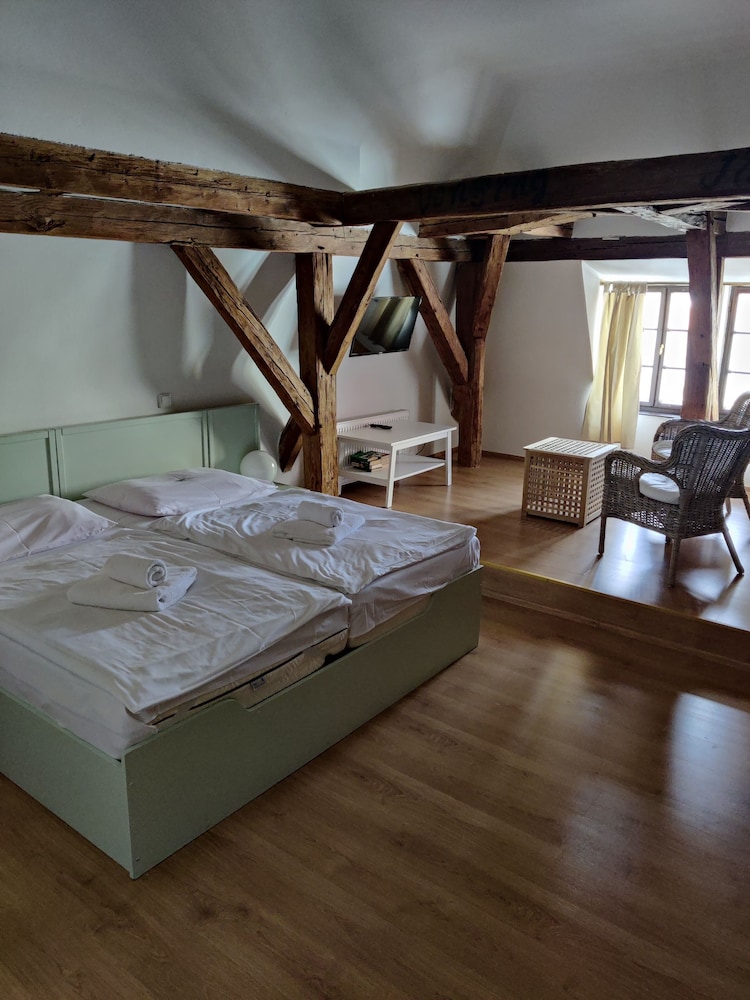 Comfort Room, City View