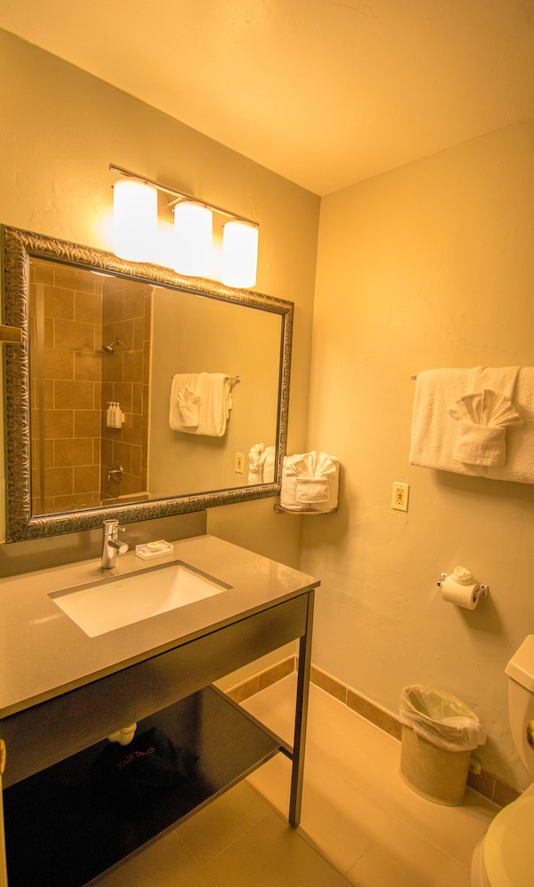 Deluxe Room, 1 King Bed, Partial Ocean View - Photo 6