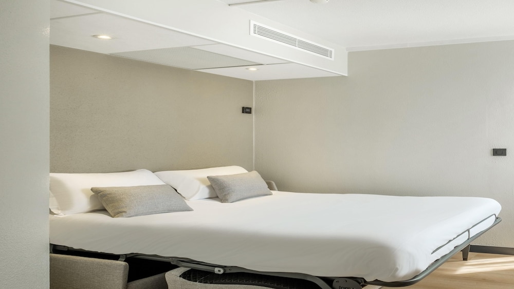 Standard Room, Multiple Beds - Photo 4