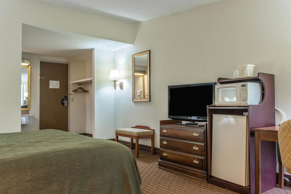 Standard Room, 1 King Bed, Non Smoking - Photo 2
