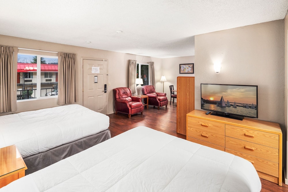 Suite, 2 Queen Beds - Photo 2