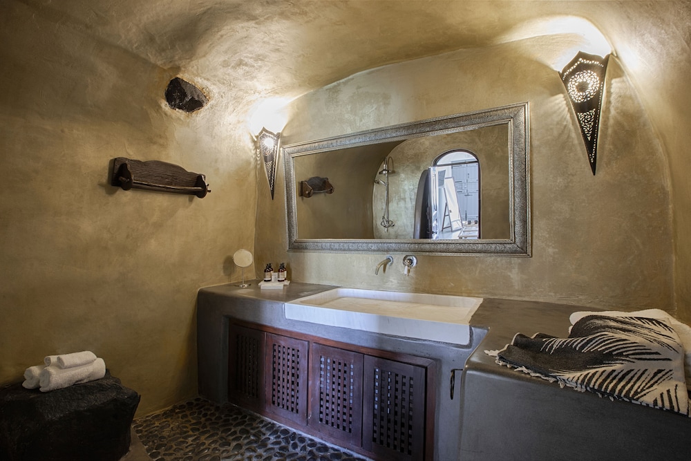 Double Room with Sharing Plunge Pool and Partial Caldera View photo 3