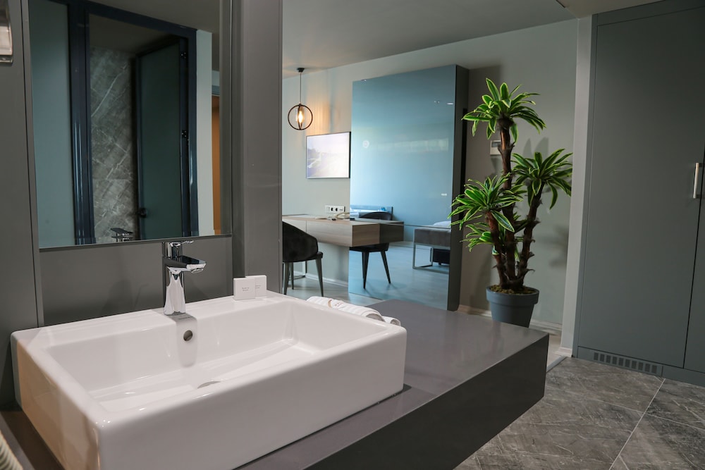Executive Double or Twin Room, 1 Bedroom thumbnail 6