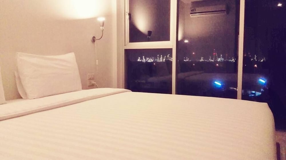 Budget King Bed photo 3