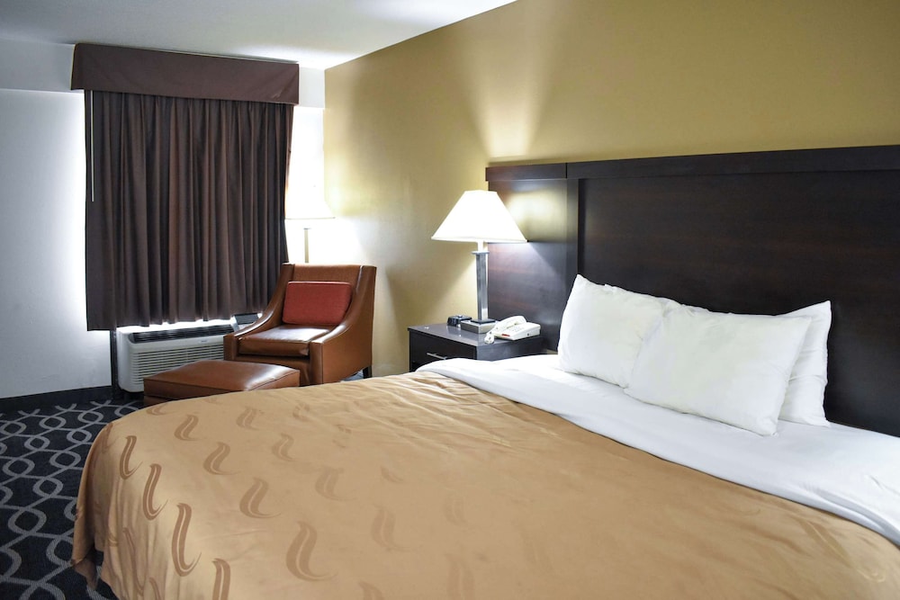 Standard Room, 1 King Bed, Smoking - Photo 1