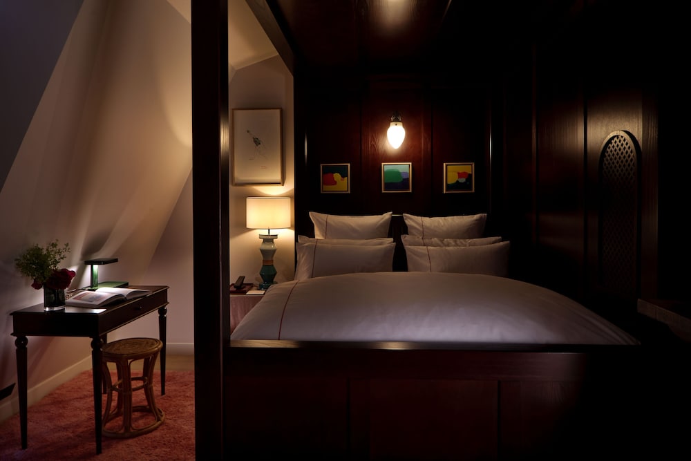 Classic Room, 1 Queen Bed, Pool Access photo 3