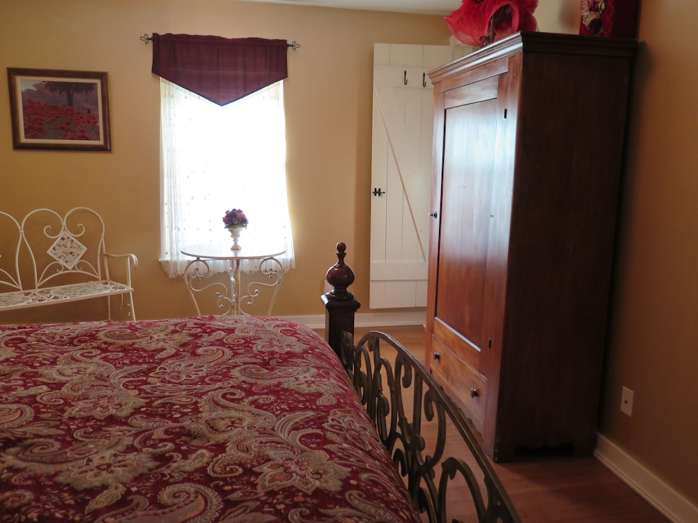 Room, Private Bathroom (Gold)