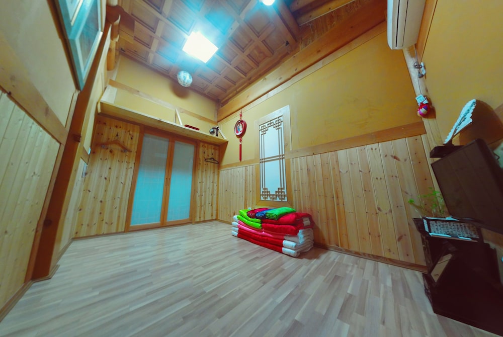 Family Room (Free Korean Traditional Clothes Exp.) photo 2