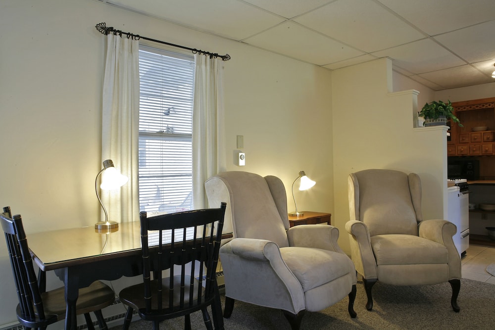Queen Efficiency, Kitchenette,( #9) (Dog Friendly) photo 1