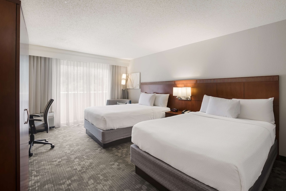 Room, 2 Double Beds, Accessible (Mobility/Hearing Tub) - Photo 4