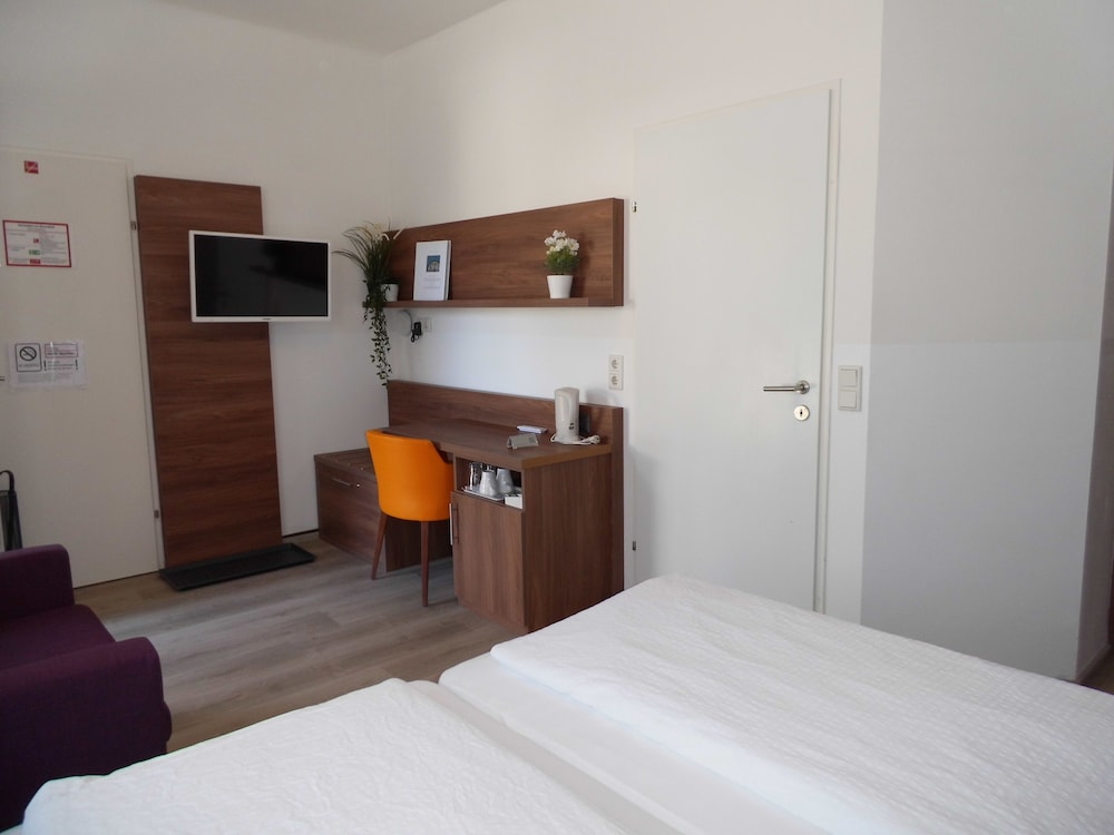 Motel Suite (2 rooms, each with its own street-side entrance, connecting door) photo 2