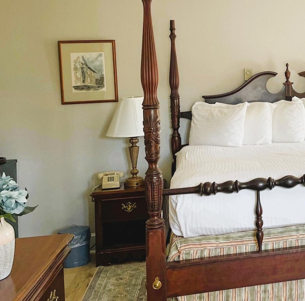 Queen Fireside, Single Person Jetted Tub 2nd Floor