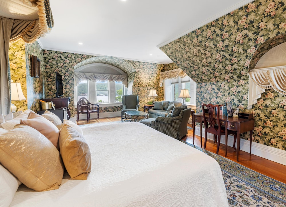 Lake George Suite photo 1