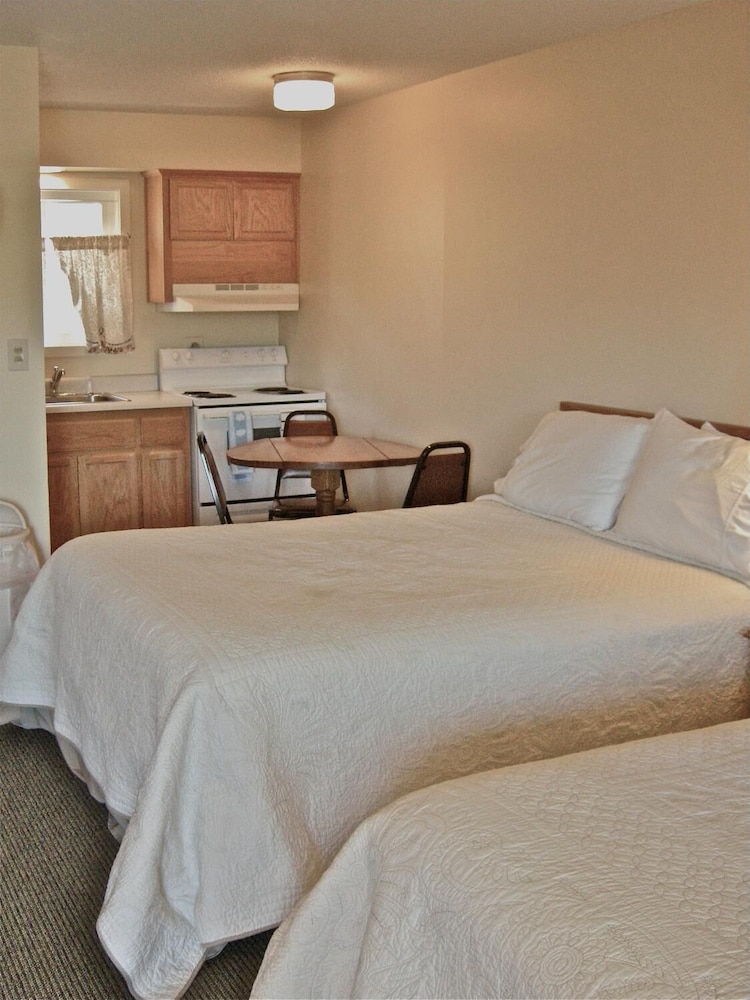 2 Queen Beds With Kitchen (No Pets Allowed) photo 1