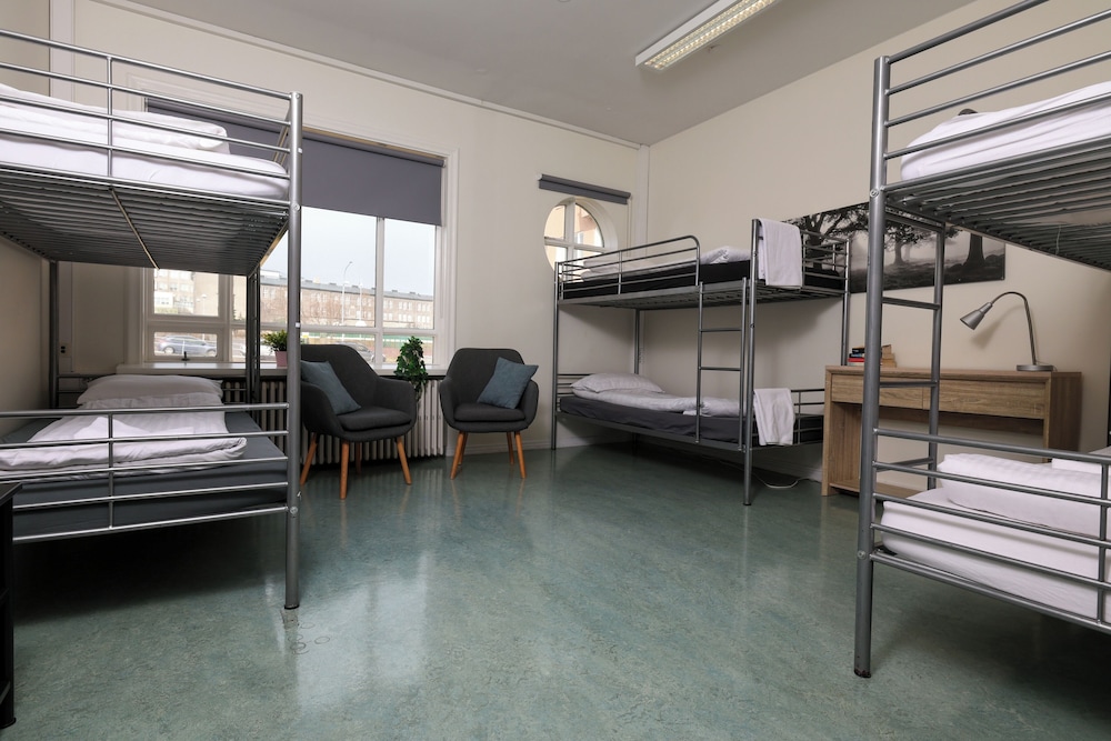 Private 6-bed Dorm room with Shared Bathroom, Free Parking photo 1
