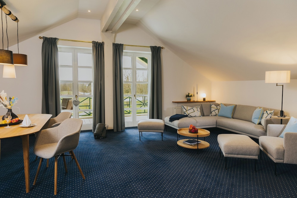 Suite - Photo 1