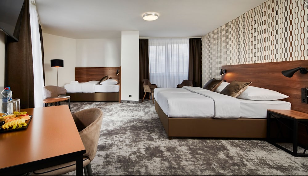 Executive Double Room, Pool Access - Photo 5