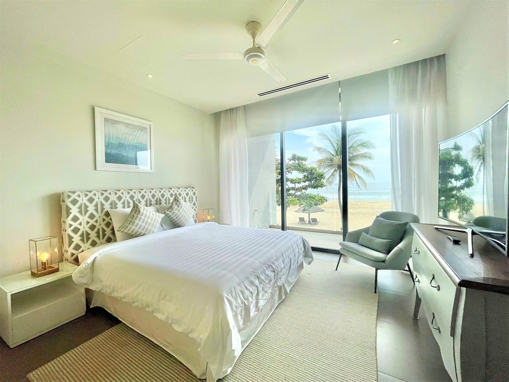 Beachfront Pool Villa photo 3