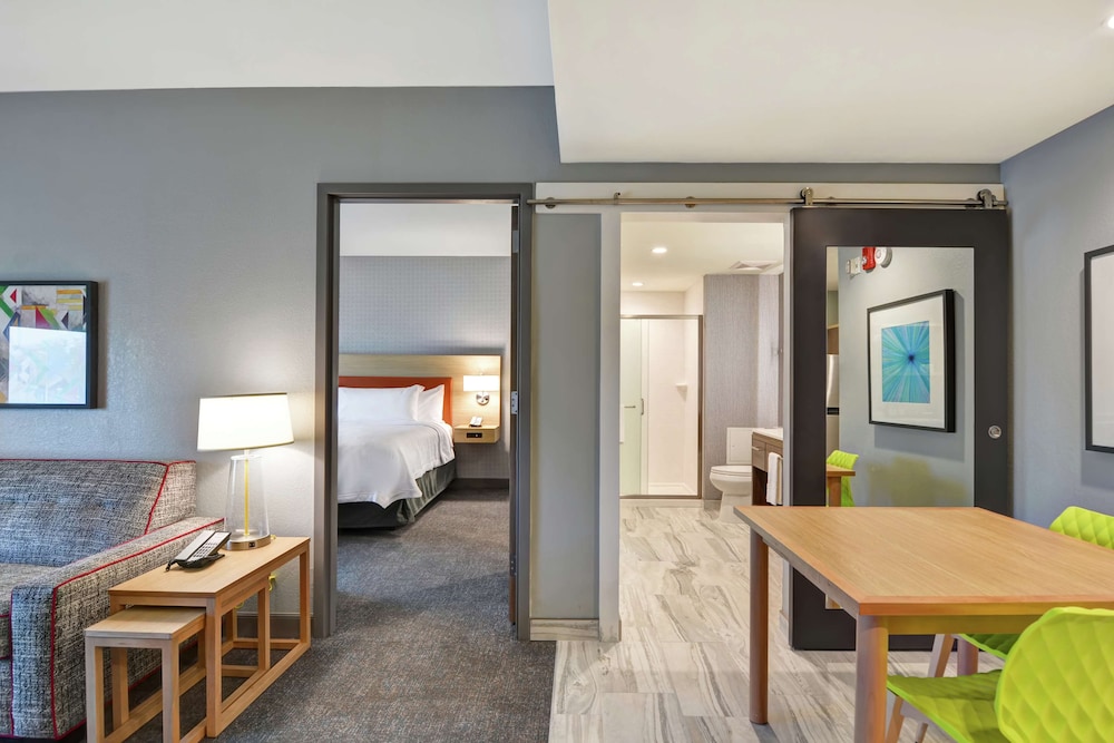 Suite, 1 Queen Bed, Accessible (Hearing) - Photo 2