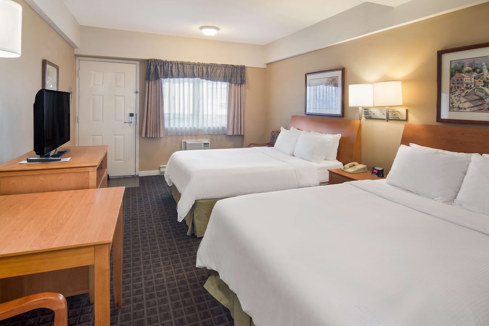 Suite, Multiple Beds, Non Smoking, Refrigerator & Microwave (with Sofabed) - Photo 2