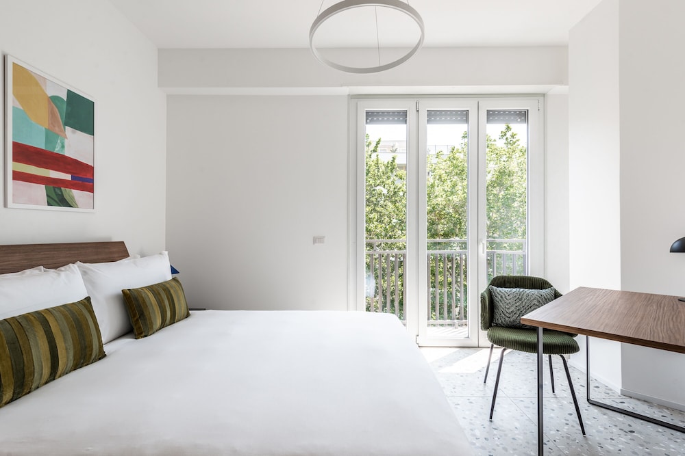 L 1 Bedroom Apartment, Balcony, Sofa Bed photo 3