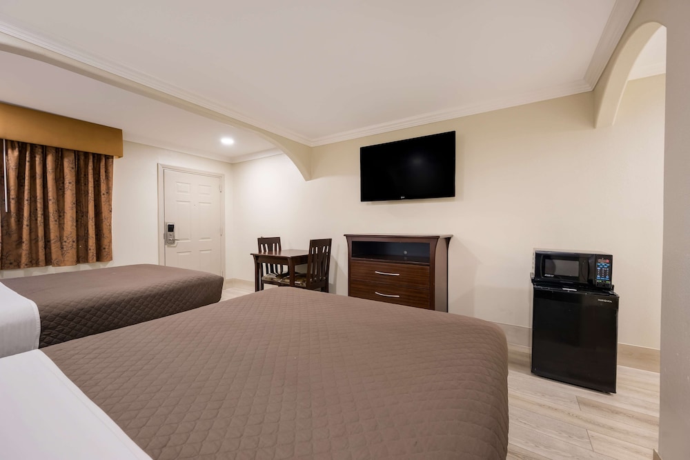 Room, 2 Queen Beds, Accessible, Non Smoking - Photo 1