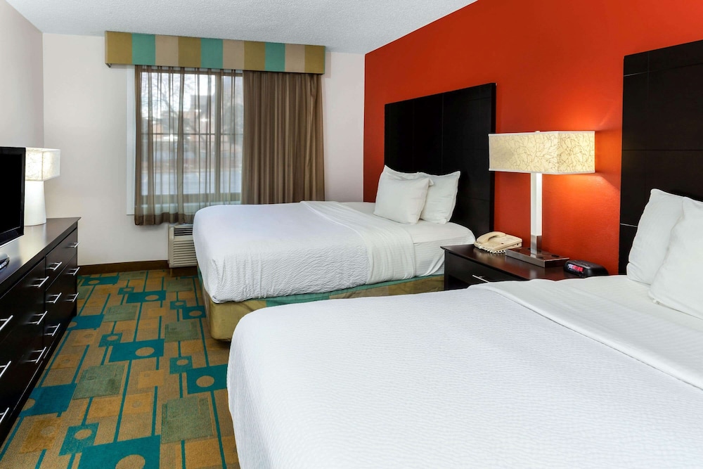 2 Room Suite, 2 Full Sized Beds, Sofa Sleeper, MW/RF, ADA Tub