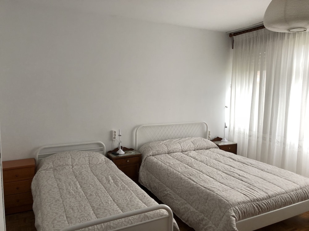 City Triple Room, 1 Bedroom photo 3