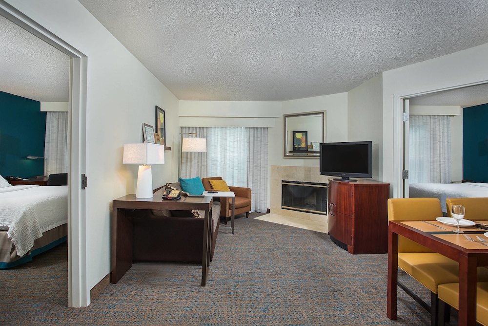 Suite, 2 Bedrooms, Fireplace (Mobility/Hearing Access, Roll-In Shwr) - Photo 1