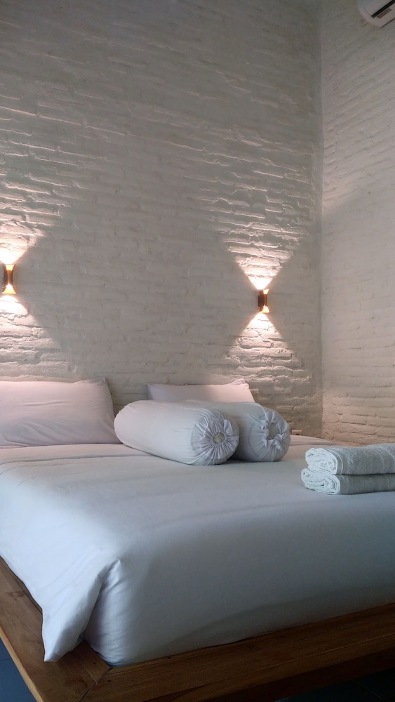Romantic Room, 1 Bedroom, Pool Access, Beach View photo 2