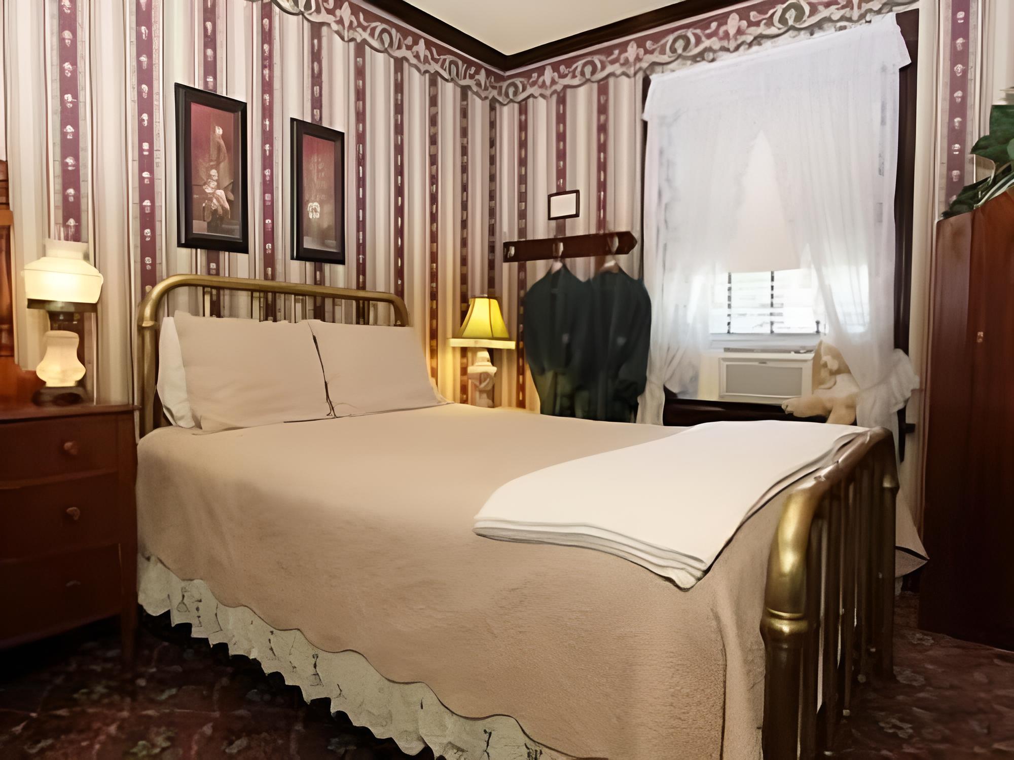 #11 Historic Queen Room photo 2
