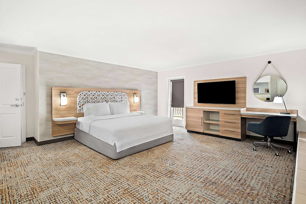 Studio, 1 King Bed, Accessible, Non Smoking photo 2
