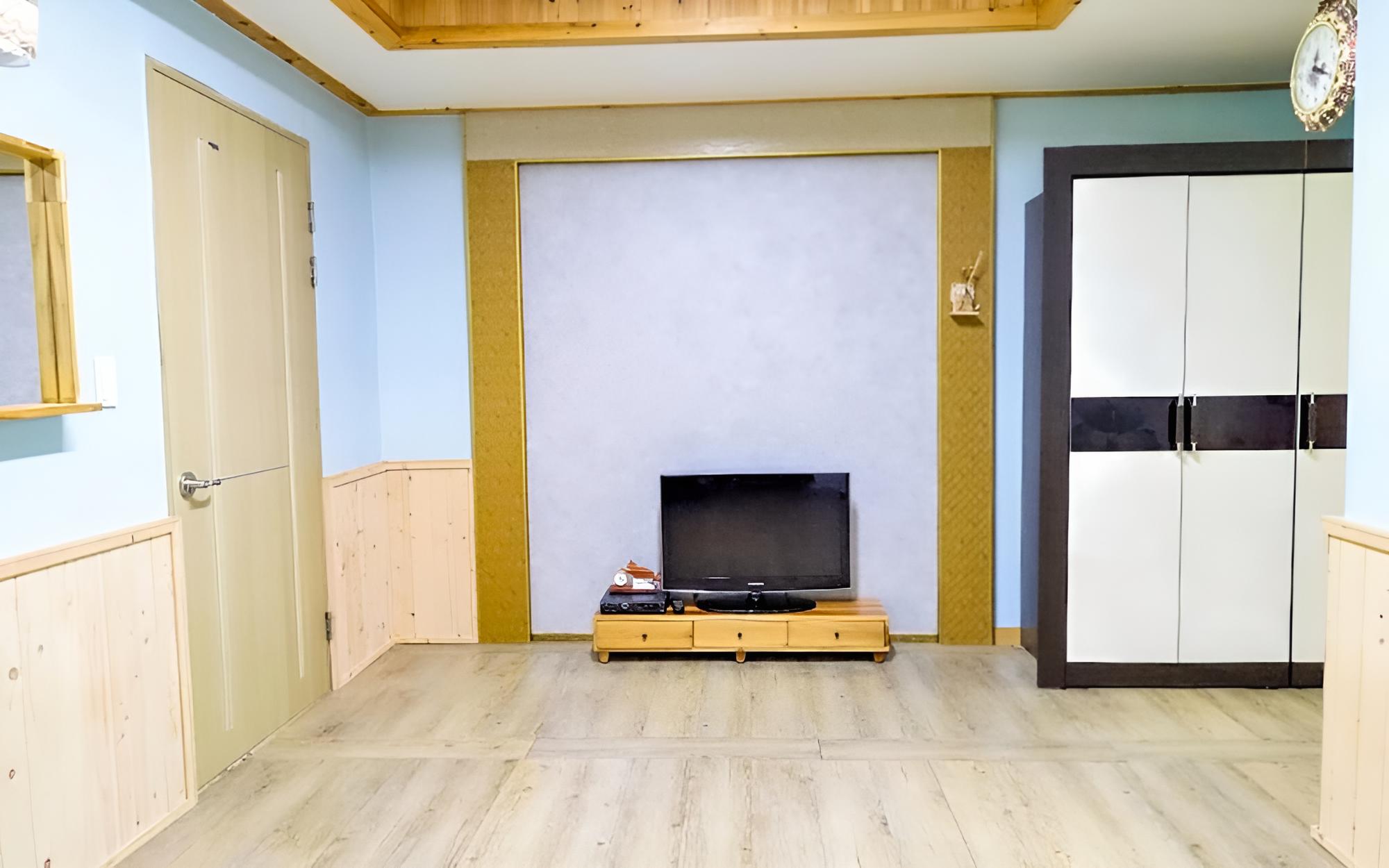 Room (With water) photo 2