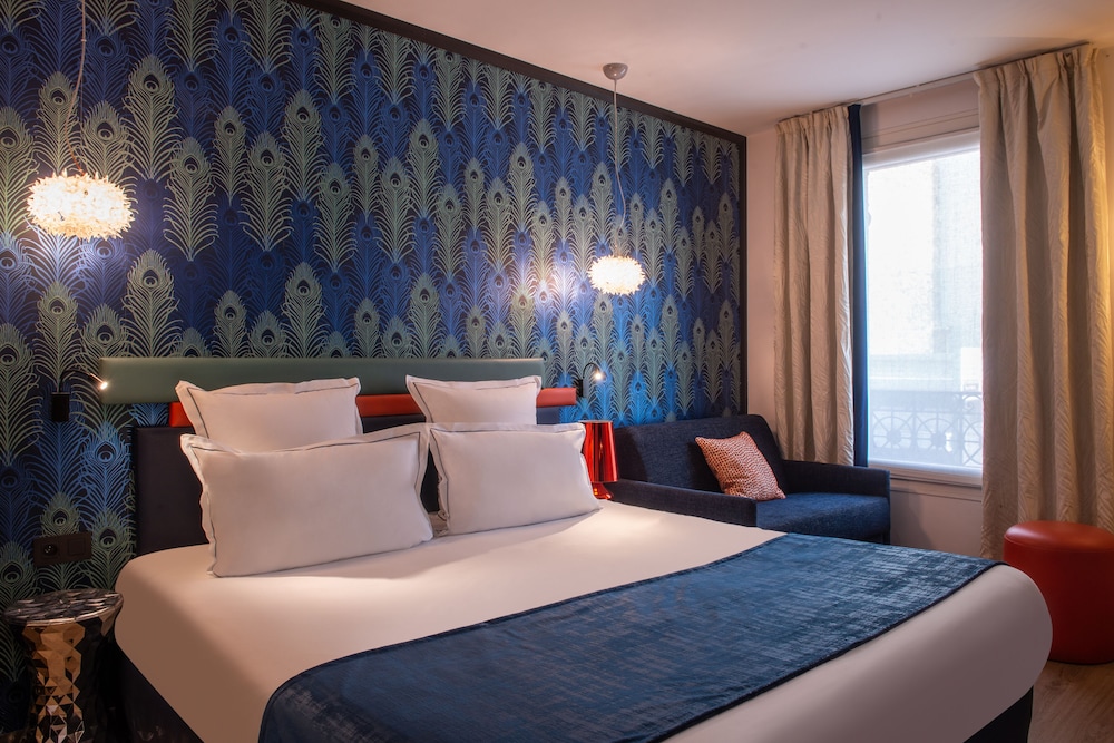 Triple Room, 1 King Bed with Sofa bed photo 1