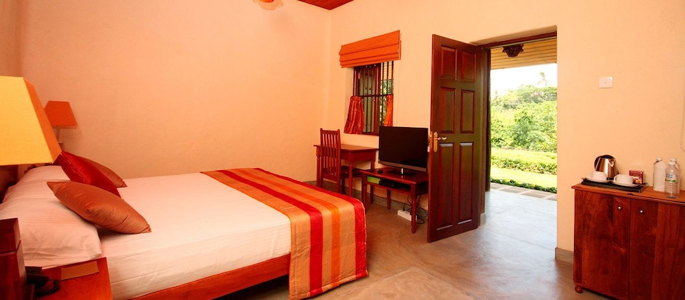 Deluxe Double Room, 1 King Bed, Accessible, Canal View