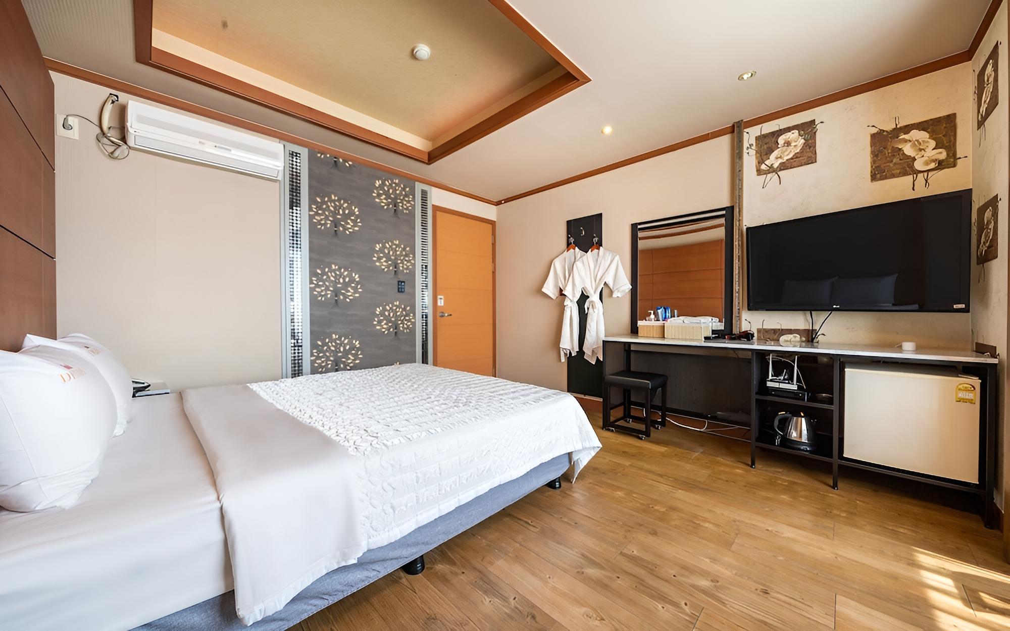 Room (Standard Room) - Photo 3