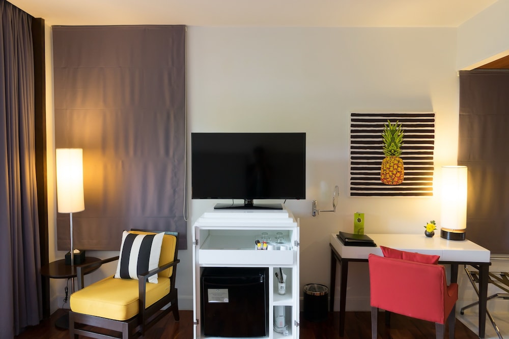 Superior Room, 1 King Bed photo 2