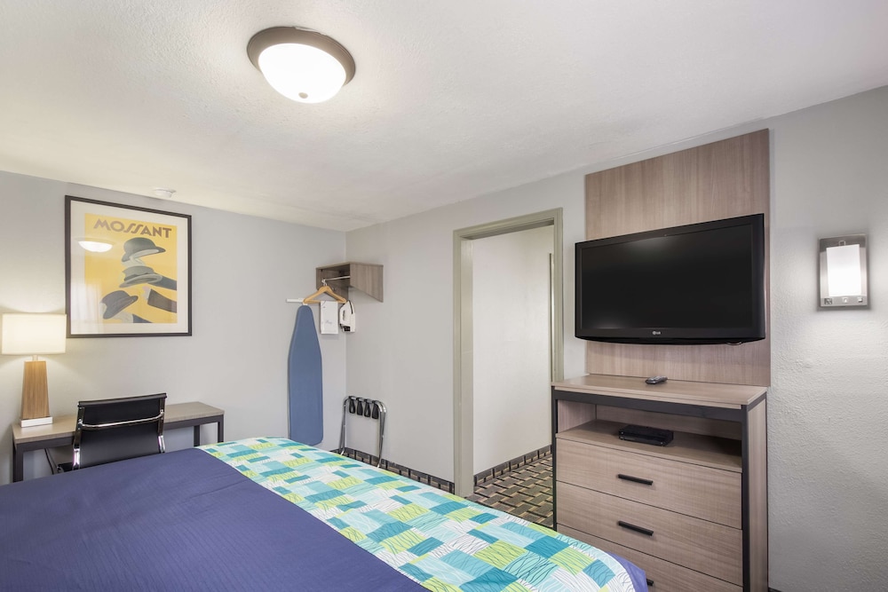 Suite, 1 King Bed, Pets Not Allowed - Photo 5