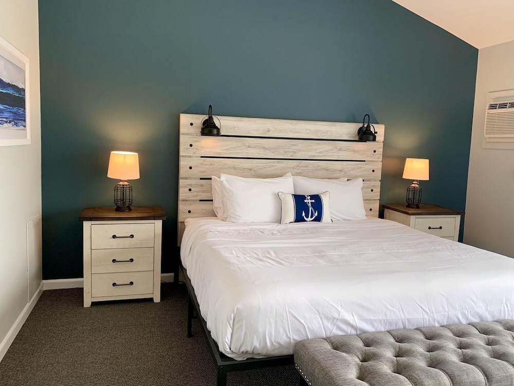 Standard Room, 1 King Bed, Balcony, Pool View (Anchor Building) photo 2
