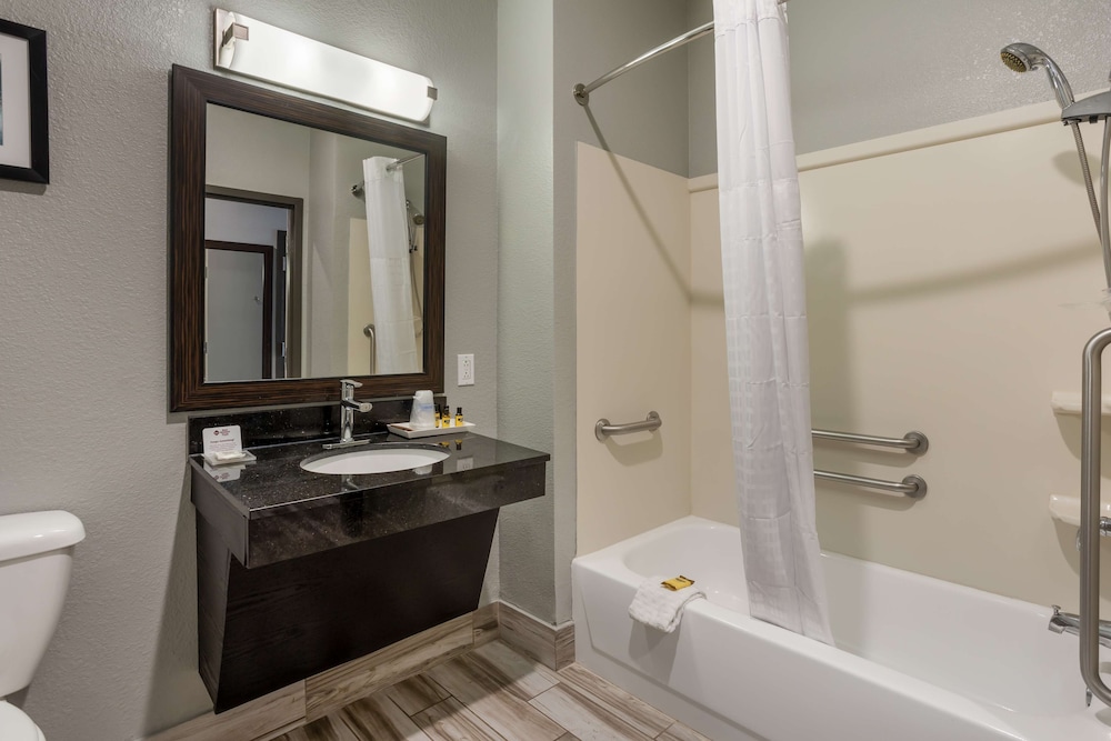 Standard Room, 1 King Bed, Accessible, Bathtub