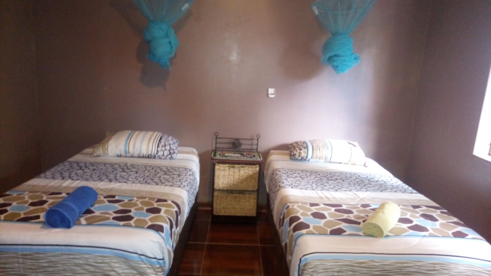 Standard Twin Room, 2 Twin Beds, Shared Bathroom photo 3