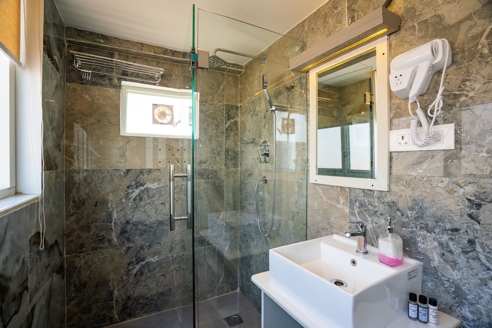 Premium Double Room - Photo 8