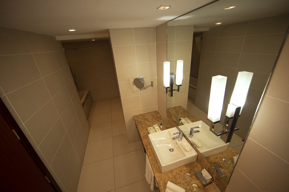 Standard Room, 1 King Bed, Smoking (High Floor) - Photo 3