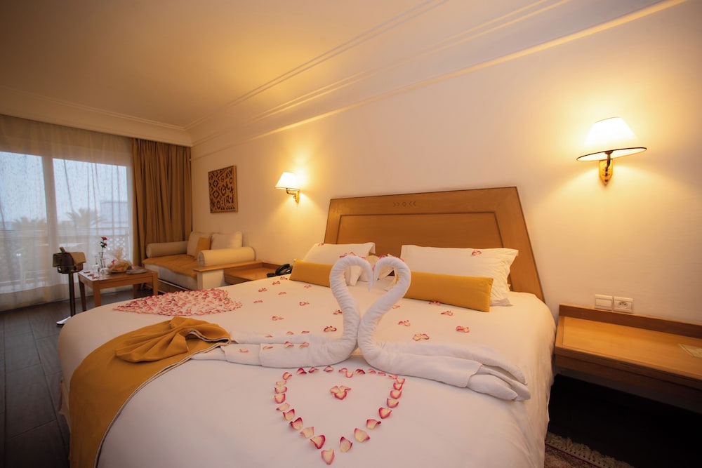 Luxury Twin Room, Pool View - Photo 14