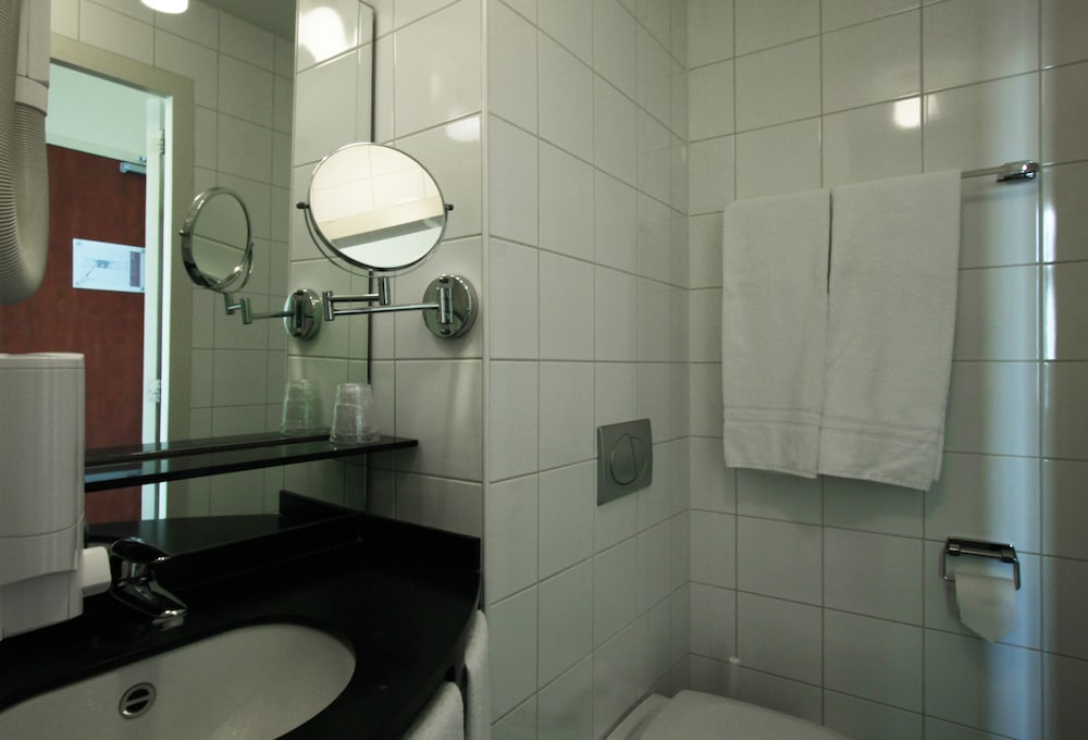 Deluxe Double Room thumbnail 5