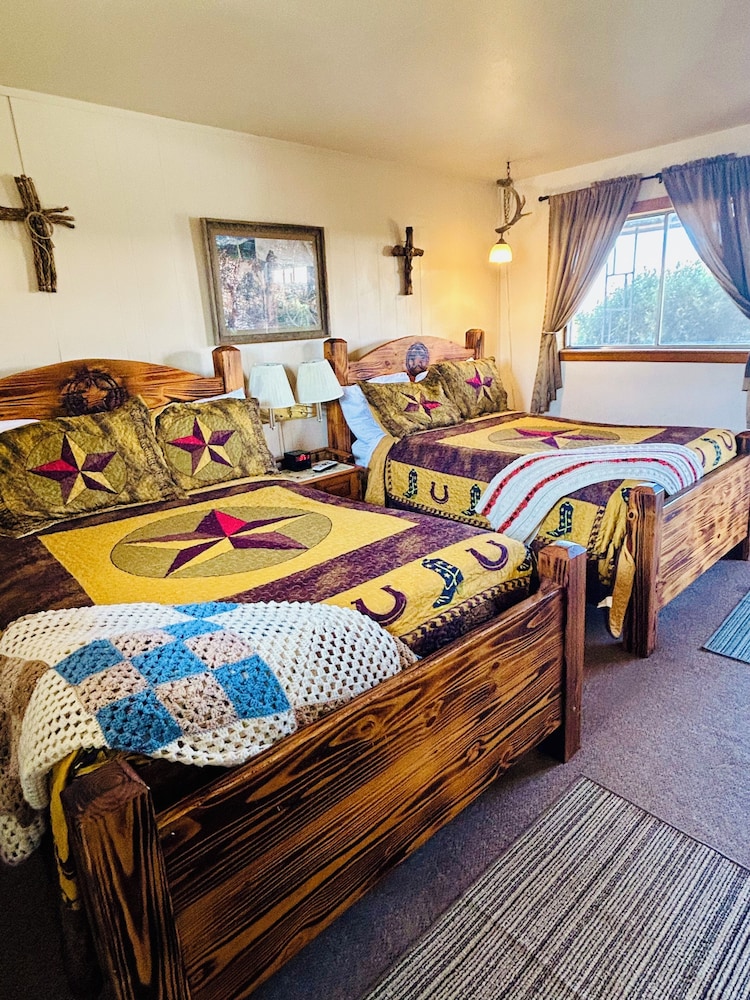 Suite #10, Deluxe Studio Suite, 2 Queen Beds, Kitchenette, Ground Floor photo 2