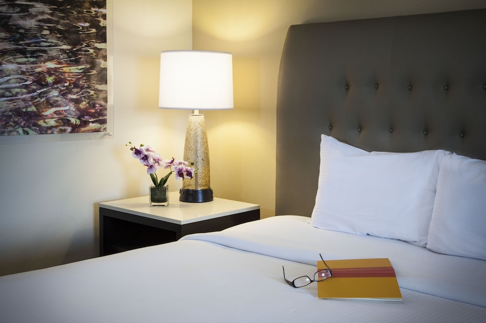 Standard Room, 1 King Bed, Balcony - Photo 1